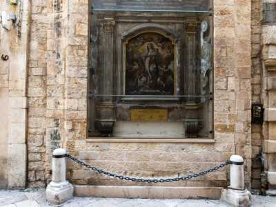 Fa poi bella mostra di s�, protetta da una catena in ferro e da una vetrata, la sontuosa edicola della Madonna del Lume opera del pittore Nicola De Filippis, trasportata qui nel 1767 dalla vicina chiesa del Ges�